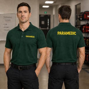 Peut inclure: Un polo à manches courtes vert foncé avec un col et une patte de boutonnage à trois boutons. Le mot PARAMEDIC est imprimé en jaune sur la poitrine gauche et en lettres jaunes plus grandes dans le haut du dos, porté avec un pantalon noir.