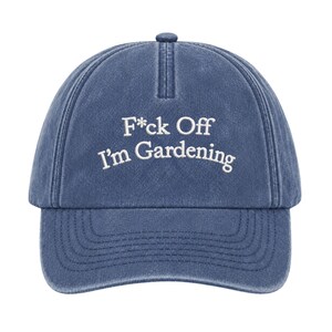 Peut inclure: Une casquette de baseball bleue avec une finition d&eacute;lav&eacute;e, pr&eacute;sentant une inscription brod&eacute;e en blanc sur le devant qui indique F*ck Off I'm Gardening. La casquette poss&egrave;de une calotte structur&eacute;e, une visi&egrave;re courb&eacute;e et un bouton central.