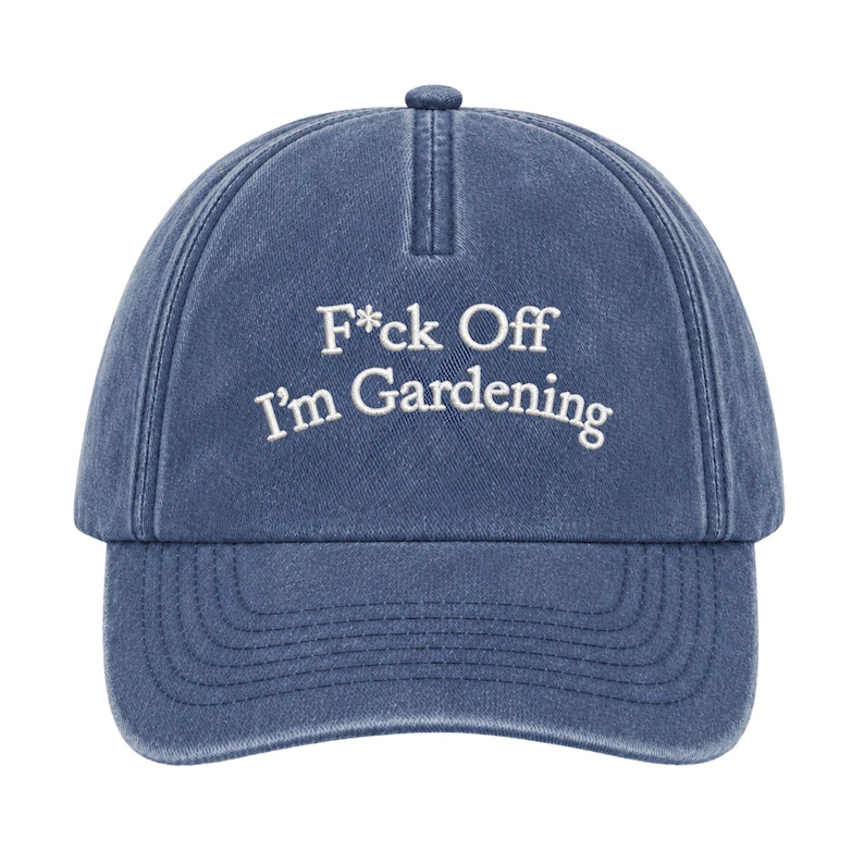 Peut inclure: Une casquette de baseball bleue avec une finition d&eacute;lav&eacute;e, pr&eacute;sentant une inscription brod&eacute;e en blanc sur le devant qui indique F*ck Off I'm Gardening. La casquette poss&egrave;de une calotte structur&eacute;e, une visi&egrave;re courb&eacute;e et un bouton central.