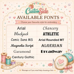 Peut inclure: Un tableau de s&eacute;lection de polices pour la broderie intitul&eacute; CustomSide AVAILABLE FONTS. Il liste Arial, Blackjack, Comic Sans MS, Magnolia Script, Garamond, Century Gothic, Chancery, ATHLETIC, Arial Rounded MT, ALGERIAN et Broadway avec des accessoires de couture.