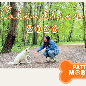 Peut inclure: Calendrier 2026. L'image montre une personne interagissant avec un chien blanc dans un cadre forestier. Le mot "Calendrier" est écrit en cursive. Un logo orange en forme d'os avec le texte "Pattes Mob'ill" est dans le coin inférieur droit.