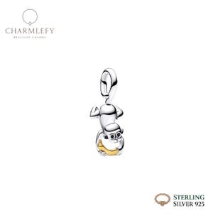 Puede incluir: Un charm de plata de ley con un mono sosteniendo un plátano. El mono es plateado y el plátano es dorado. El charm está diseñado para sujetarse a una pulsera. El texto "CHARMLEFY BRACELET CHARMS" es visible en la parte superior izquierda.