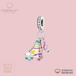 Op de afbeelding: Een sterling zilveren bedel met een kleurrijke rolschaats en een muzieknoot. De rolschaats heeft een witte body met gele, roze, blauwe en groene accenten. De bedel heeft een ring van heldere stenen en een ring voor bevestiging.