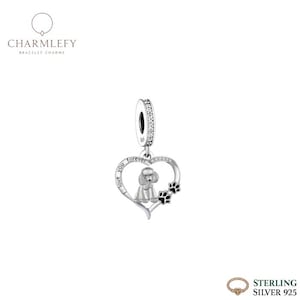 Könnte beinhalten: Ein Charm aus Sterlingsilber mit einem Pudel in einem Herz mit den Worten "love you forever". Der Charm hat ein Pfotenabdruck-Design und stammt aus der Charmlefy Bracelet Charms-Kollektion.