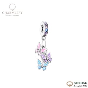 Peut inclure: Un charm en argent sterling avec un motif de papillon. Le charm présente trois papillons roses, violets et bleus, ornés de petites pierres précieuses colorées. Le charm est conçu pour être ajouté à un bracelet.