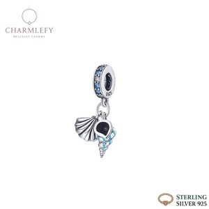Könnte beinhalten: Ein Sterling Silber Charm mit einem Muschel- und Schneckenhaus-Design. Der Charm hat ein silbernes Band mit blauen und klaren Steinen und zwei Anhänger: eine detaillierte Muschel und ein Schneckenhaus mit blauen Akzenten. Der Charm stammt von der Marke Charmlefy.
