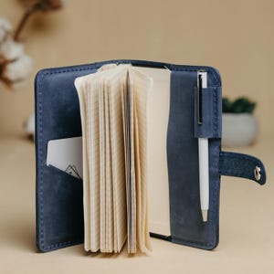Housse pour agenda bleu marine, petit portefeuille rechargeable pour carnet de notes pour papa, couverture en cuir pour notes de terrain, couverture de journal de poche personnalisée avec porte-stylo