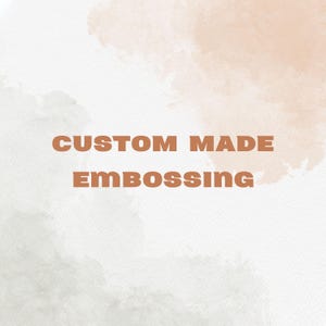 Puede incluir: Texto en relieve personalizado sobre un fondo blanco con una acuarela en melocotón y gris.