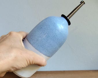Handgemaakte keramische olijfoliedispenser: gespikkeld lichtblauw keukenblok (600 ml-20 oz)
