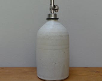 Keramische olijfoliedispenserfles - ijswitte oliekan met schenktuit, 500 ml unieke olijfolie- of azijnolieschenker, handgemaakt keukenaccessoire