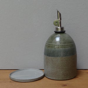 Keramische olijfoliedispenser met houder | Unieke bosgroene schenktuit voor olie of azijn | Tafelbeker 470 ml