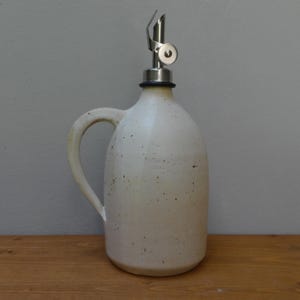 Keramische olijfoliedispenser 600 ml met handvat | Artisan witte schenkfles voor olie of azijn | Unieke functionele tafelcruet voor in de keuken