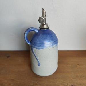 Keramische olijfoliedispenser met handvat | Unieke flesschenker met blauwe olie en azijnset voor keukendecor - 600 ml - 20 oz