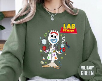 Sudadera con la historia del laboratorio de la Semana del Laboratorio 2026, camiseta de tecnología médica inspirada en Forky, suéter científico de flebotomista, celebración de la Semana del Laboratorio Hospitalario NGY204-9