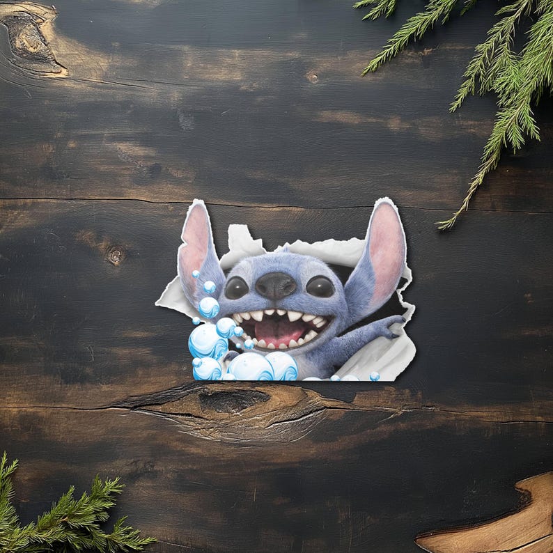 Puede incluir: Un personaje de dibujos animados azul, Stitch, irrumpe a trav&eacute;s de una superficie blanca rasgada, rodeado de burbujas azules. Stitch tiene orejas grandes, una amplia sonrisa y est&aacute; sobre un fondo de madera oscura con ramitas verdes.