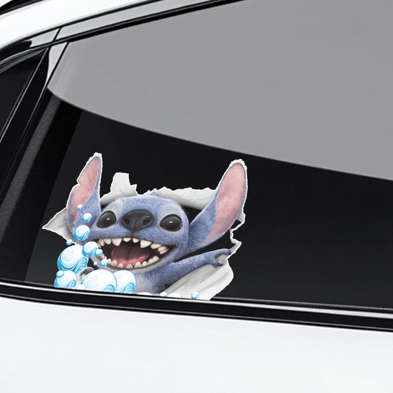 Puede incluir: Adhesivo para coche con el personaje Stitch, rompiendo una superficie rasgada. El personaje azul, con grandes orejas y una amplia sonrisa, est&aacute; rodeado de burbujas. Un art&iacute;culo decorativo y divertido.