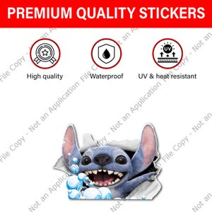 Puede incluir: Una pegatina con el personaje Stitch rompiendo una superficie, con burbujas azules. La pegatina est&aacute; etiquetada como de alta calidad, impermeable y resistente a los rayos UV y al calor. El texto "PREMIUM QUALITY STICKERS" est&aacute; en la parte superior.