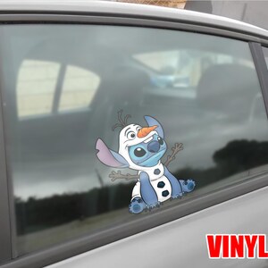 May include: A blue and white vinyl decal of the character Stitch dressed as Olaf from Frozen. The decal is applied to a car window. The word "VINYL" is printed in red at the bottom right.