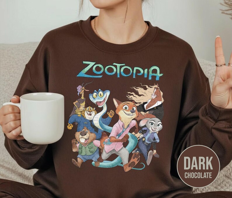 以下が含まれることがあります： アニメ映画「ズートピア」のキャラクターが描かれた、ダークチョコレートブラウンのスウェットシャツ。「ズートピア」の文字はティールとブルーでプリントされています。スウェットシャツはクルーネックと長袖です。