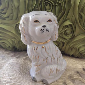 Vintage Royal Spaniel porseleinen Staffordshire-hond met gouden rand en grijze poten verzamelobjecten Grand Millennial Wally Mantle Dog