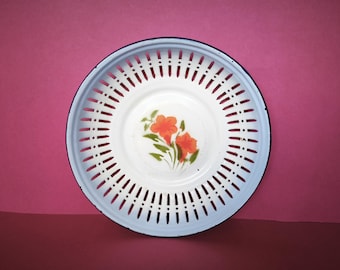 Passoire vintage en émail avec motif floral, décoration de cuisine de ferme