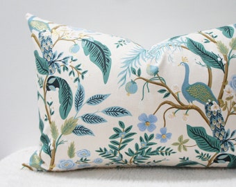 Funda de almohada - pavo real de jardín vintage, rifle paper co. 16x24, vintage/retro, botánico floral, verde, azul, dorado