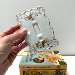 Vintage porseleinen deksel lichtschakelaar, gouden bloemen filigraan