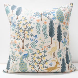 Housse de coussin - Collection Camont - Menagerie CANVAS en tissu naturel rifle paper co. 20 x 20, floral vintage, boisé, paon, citrons