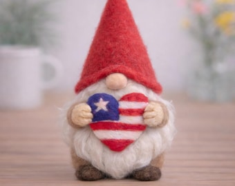 Nadel-Filz-Zwerge, die amerikanische Flagge-Herz halten - niedliches rotes Geschenk, Mini-Stofftier-Dekoration