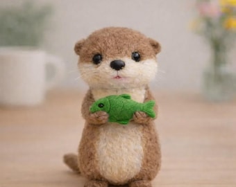 Handgefertigter Otter aus der Nadelfilz-Kollektion mit Fischen