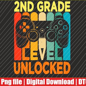 Puede incluir: Gráfico de estilo retro con el texto "2ND GRADE LEVEL UNLOCKED" y un mando de videojuegos. El diseño presenta una combinación de colores rojo, naranja, amarillo, verde y azul sobre un fondo negro con líneas diagonales. El banner inferior dice "Png file | Digital Download | DTG".