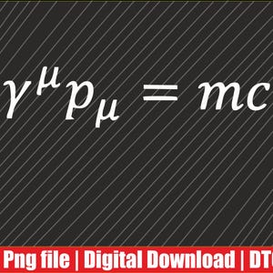 Könnte beinhalten: Ein schwarzer Hintergrund mit weißen diagonalen Linien zeigt die physikalische Gleichung: γµpµ = mc, in weißer Schrift. Ein rotes Banner am unteren Rand zeigt "Png file | Digital Download | DTG".