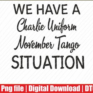 Op de afbeelding: Een digitale afbeelding met de tekst "WE HAVE A Charlie Uniform November Tango SITUATION" in een mix van vette en cursieve lettertypen. De afbeelding heeft een witte achtergrond met diagonale lijnen en een rode banner onderaan met tekst.