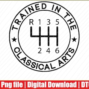Könnte beinhalten: Schwarz-weiße Grafik eines Schaltmusters für ein manuelles Getriebe. Der Text "TRAINED IN THE CLASSICAL ARTS" umkreist das Muster. Die Zahlen 1, 2, 3, 4, 5 und 6 sind sichtbar.