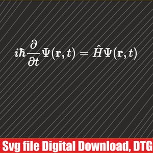 Könnte beinhalten: Eine weiße mathematische Gleichung auf einem schwarz-weiß gestreiften Hintergrund. Die Gleichung lautet ih(d/dt)Ψ(r,t) = HΨ(r,t). Der Text unter der Gleichung lautet "Svg file Digital Download, DTG".