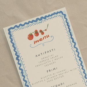 Puede incluir: Un menú con un borde azul ondulado y la palabra "menú" en escritura roja. El menú enumera platos italianos como Arancini, Ensalada Caprese, Risotto ai Funghi y Saltimbocca alla Romana. Una pequeña ilustración de tomates está en la parte superior.