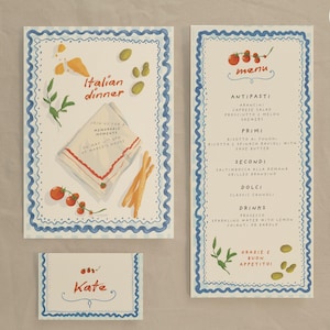 Op de afbeelding: Een set Italiaanse diner-briefpapier met een menu, uitnodiging en naamkaartje. De uitnodiging bevat de tekst "Italian dinner" met illustraties van tomaten, olijven en breadsticks. Het menu bevat Italiaanse gerechten. Het naamkaartje zegt "Kate".