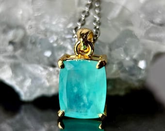 Colgante de ópalo azul peruano facetado hecho a mano / Plata de ley bañada en oro