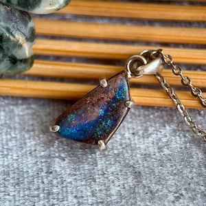 Australiskt Boulder Opal-hänge, utsökt hantverk med S925nl silveromslag