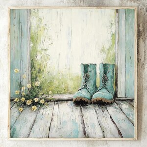 Op de afbeelding: Een vierkant olieverfschilderij met een paar turquoise veterschoenen op een verweerde lichtblauwe houten vloer. Links groeit een klein bosje gele wilde bloemen bij een deuropening die uitkijkt op een lichte, wazige groene tuin.