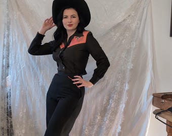 Rzadki, haftowany garnitur westernowy Paramount Hollywood Fashions z początku lat 40. XX wieku | Różowo-czarny zestaw kostiumów studyjnych