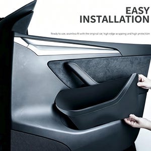 Op de afbeelding: Een zwarte opbergorganizer voor autodeuren die in een deurpaneel wordt geplaatst. De tekst luidt EASY INSTALLATION en Ready to use, seamless fit with the original car, high edge wrapping and high protection. De organizer is matzwart van kleur.