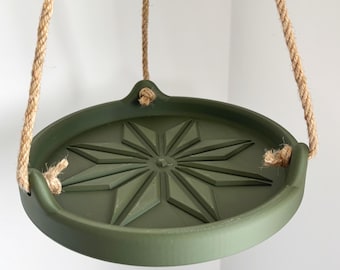 Può includere: Fioriera sospesa verde oliva con un motivo a stella al centro. La fioriera rotonda è sospesa da tre corde di corda naturale. La fioriera è progettata per uso interno o esterno. Diametro: circa 20 cm.