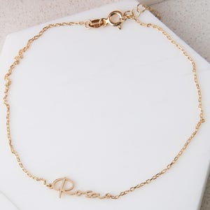 Tobillera con nombre para mujer: pulsera personalizada de oro, plata u oro rosa. Joya playera de verano, ideal como regalo de dama de honor o de cumpleaños.