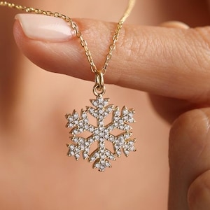 Snow Flake Necklace ,14K Gold Plated ,Tiny Flake Pendant,Winter Jewelry, Minimalist Snow Pendant ,Gift for Girlfriend, Minimalist Gift