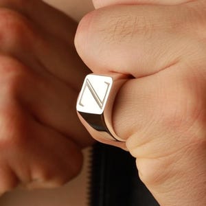Anillo con inicial personalizado de plata u oro, anillo con sello gótico personalizado, anillo con monograma, anillo delicado para hombre o mujer, regalo para el Día del Padre.