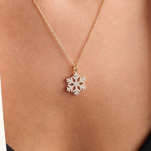 Snowflake Necklace Gold ,Dainty Christmas Gift for Her ,Winter Jewelry, Minimalist Snow Pendant ,Holiday Necklace for Women,