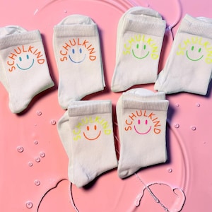 Schulkind Socken | Personalisierte Bio-Baumwollsocken für Schulkinder | Weiße Socken mit Wunschdruck | Einschulung Geschenk | Größe 31/33