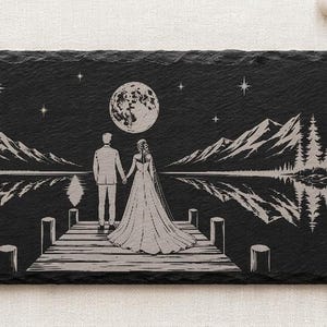 Motiv Brautpaar auf einem Steg unter dem Vollmond, Lasergravur auf Schiefer