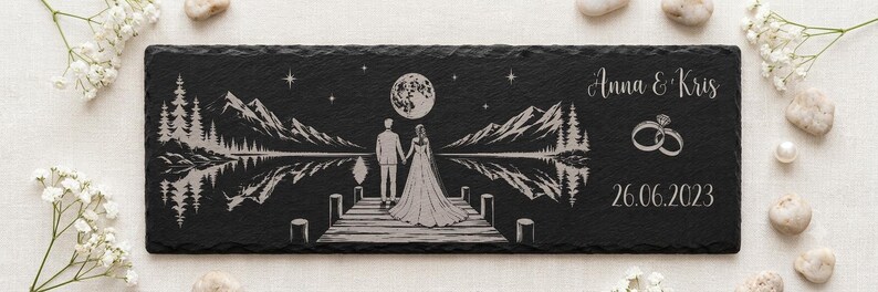 Motiv Brautpaar auf einem Steg unter dem Vollmond, Lasergravur auf Schiefer